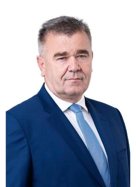 Portret Salema Marića u tamnom odijelu na svijetloj pozadini